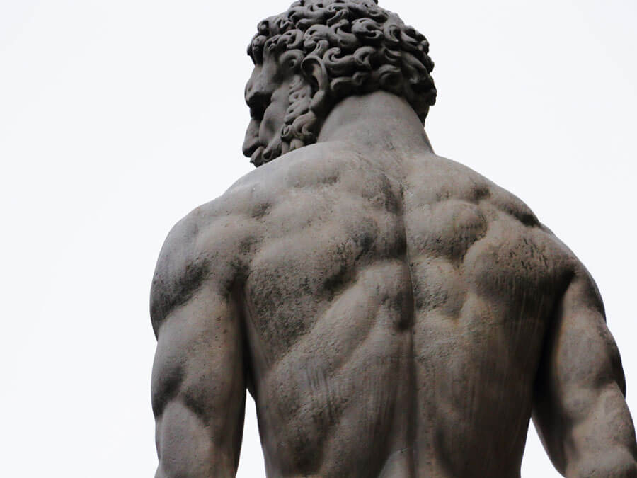 Credits: Simone Pellegrini/ Unsplash.com Statue of a muscular man