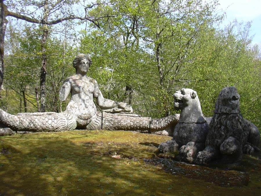 Credit: Gabriele Delhey/ wikimedia commons Echidna and the lions sculpture