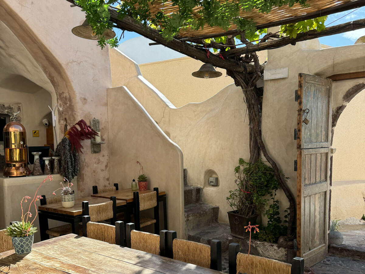 Where to eat in Santorini Lefkes restaurant in Foinikia